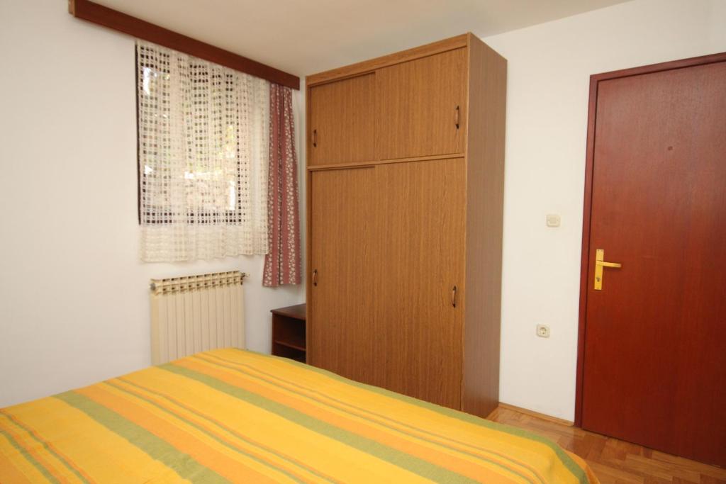Posteľ alebo postele v izbe v ubytovaní Apartment Mali Losinj 8090c