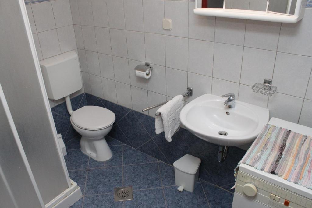 Kúpeľňa v ubytovaní Apartment Mali Losinj 8090c