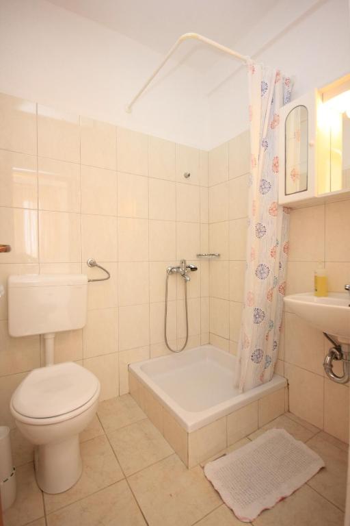 Kúpeľňa v ubytovaní Apartments by the sea Sali, Dugi otok - 8121
