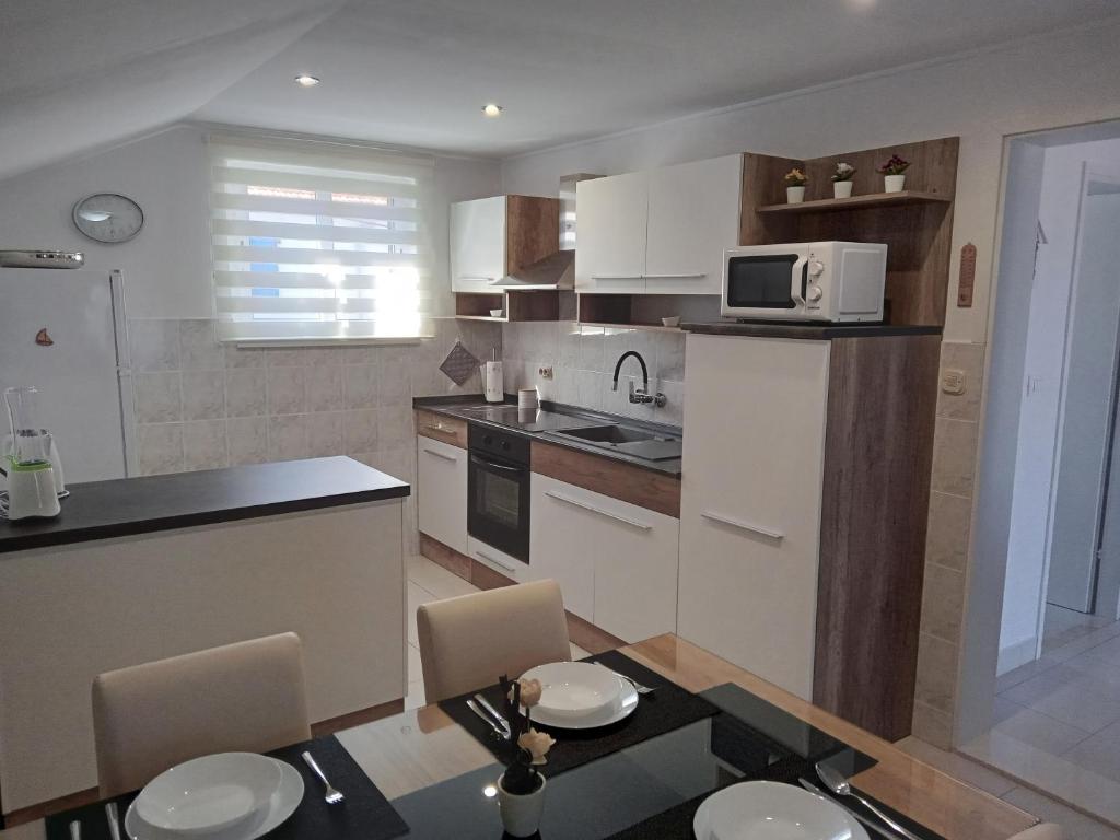 Kuchyňa alebo kuchynka v ubytovaní Apartments with a parking space Sali, Dugi otok - 8154