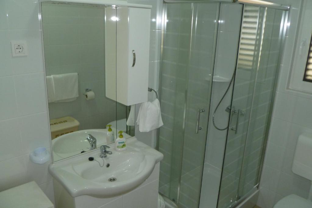 Kúpeľňa v ubytovaní Apartments with a parking space Sali, Dugi otok - 8154