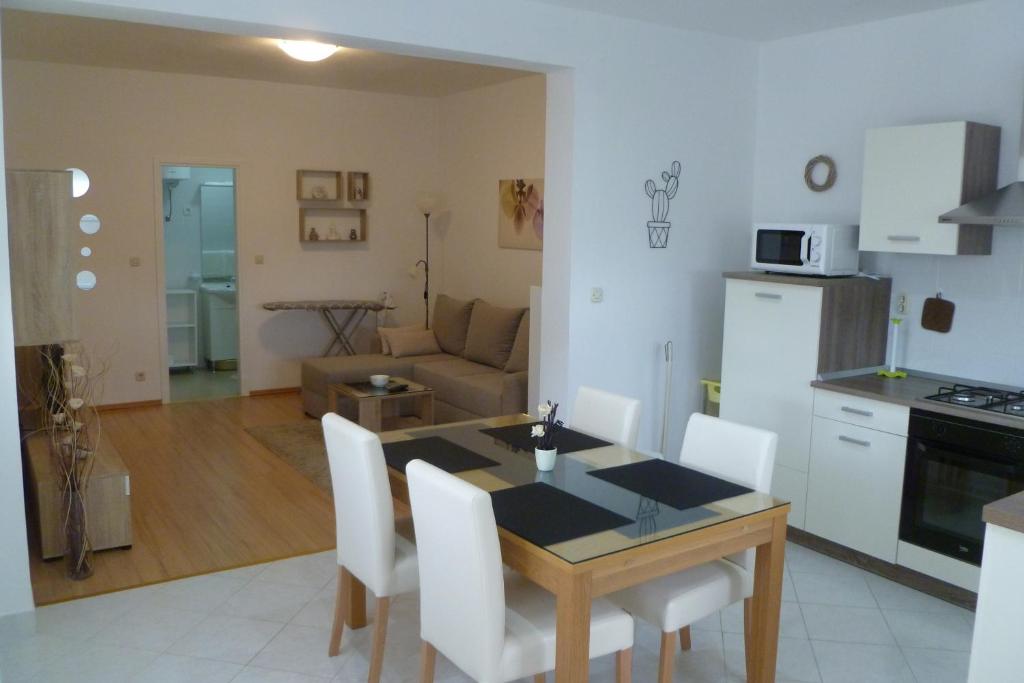 Kuchyňa alebo kuchynka v ubytovaní Apartments with a parking space Sali, Dugi otok - 8154