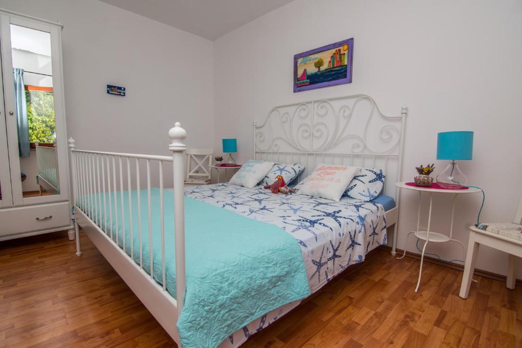 Posteľ alebo postele v izbe v ubytovaní Apartment Mali Losinj 8093b
