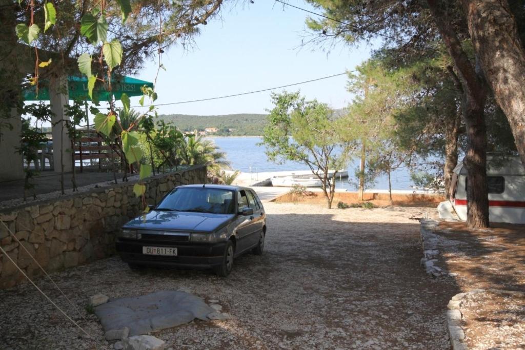 Zdjęcie z galerii obiektu Apartments by the sea Veli Rat, Dugi otok - 8129 w mieście Veli Rat