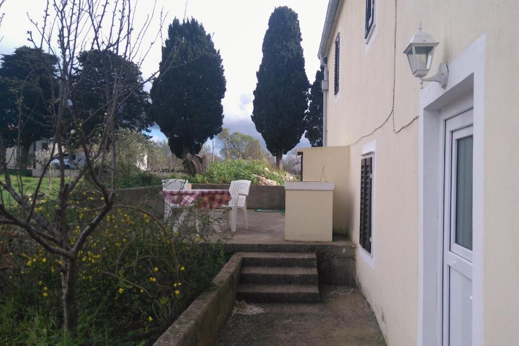 Vonkajšia záhrada v ubytovaní Apartments with a parking space Sali, Dugi otok - 8109