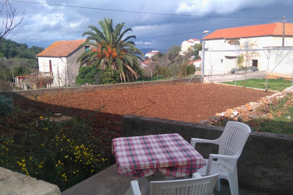 Vonkajšia záhrada v ubytovaní Apartments with a parking space Sali, Dugi otok - 8109