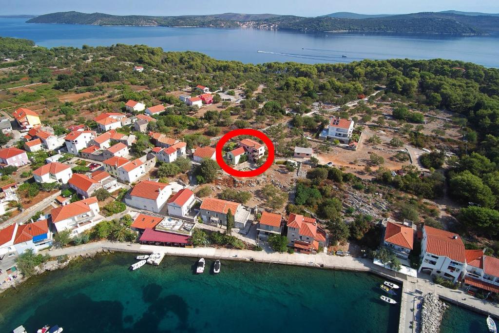 eine Luftansicht eines Hauses mit rotem Kreis in der Unterkunft Apartments with a parking space Bozava, Dugi otok - 8124 in Božava