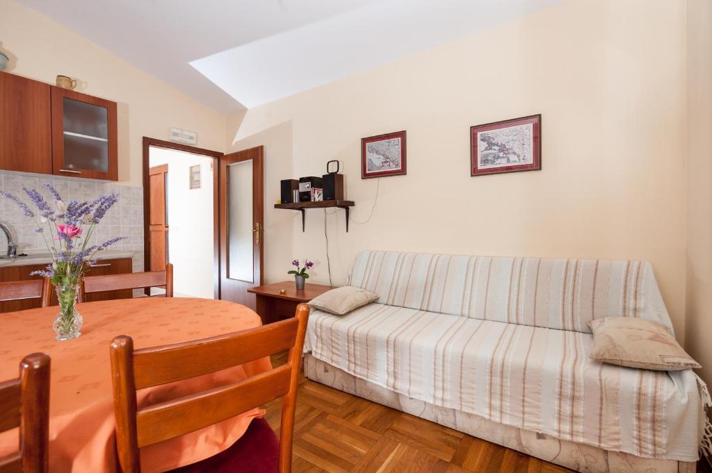 a living room with a couch and a table at Apartments with a parking space Bozava, Dugi otok - 8124 in Božava