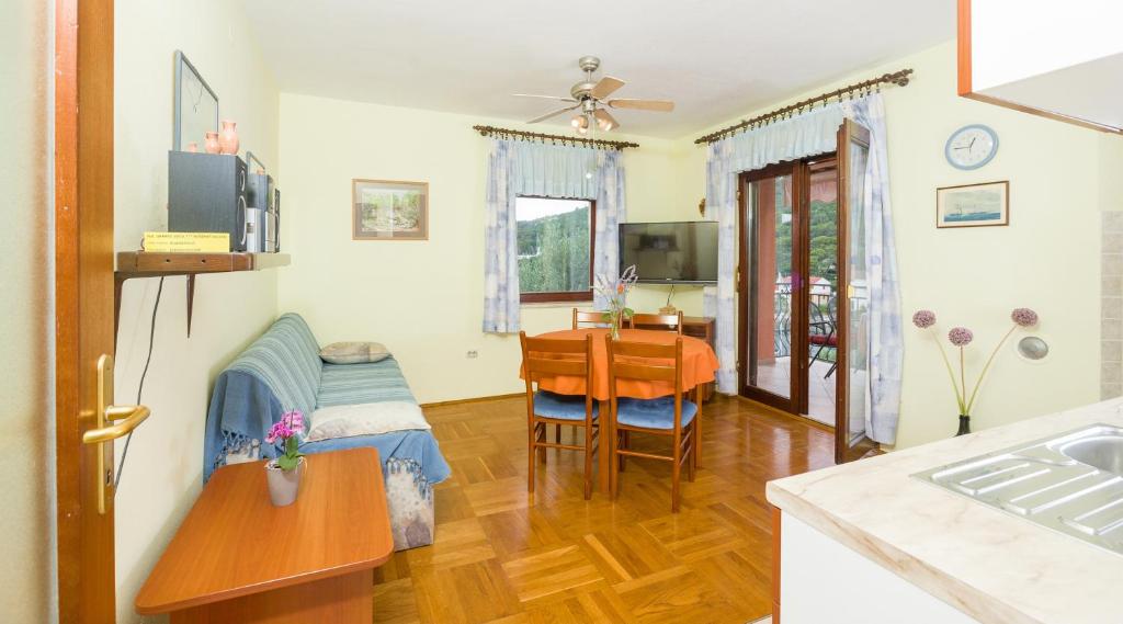 a kitchen and living room with a table and a dining room at Apartments with a parking space Bozava, Dugi otok - 8124 in Božava