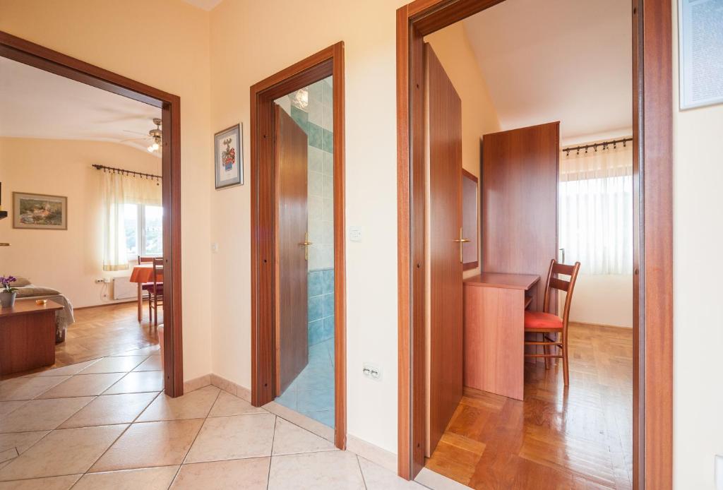 a hallway with a door leading to a living room at Apartments with a parking space Bozava, Dugi otok - 8124 in Božava