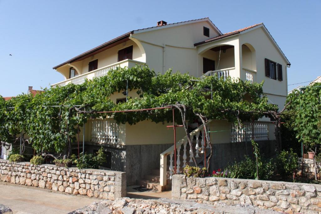 una casa con un mucchio di alberi davanti di Apartments with a parking space Sali, Dugi otok - 8136 a Sali (Sale)