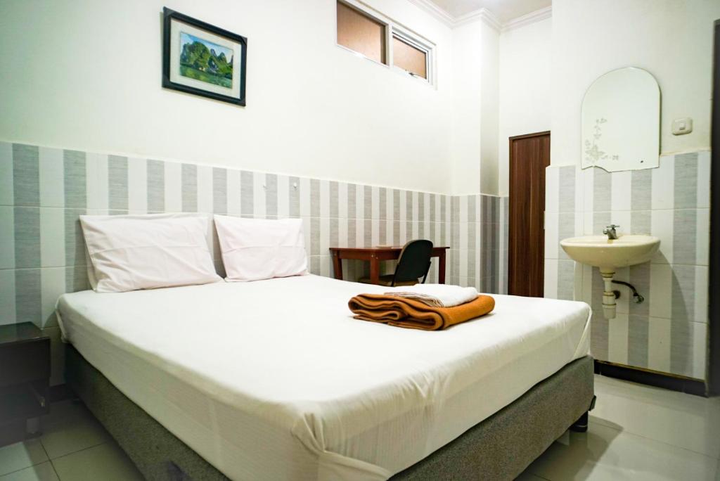 Giường trong phòng chung tại Hoki Homestay Mitra RedDoorz near Rumah Sakit Dr Soetomo Surabaya