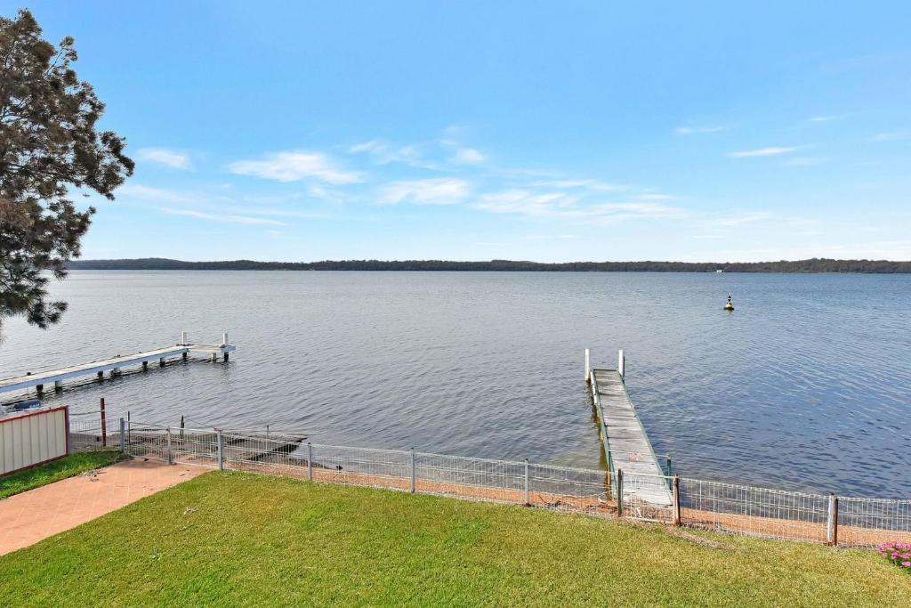 Sunshine Lake Views with Jetty and Slipway, Summerland Point Tarifs 2024