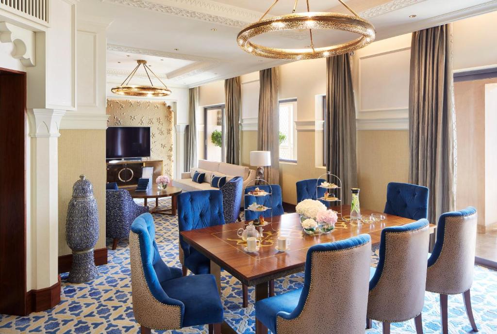 Jumeirah Al Qasr Dubaiにあるテレビまたはエンターテインメントセンター