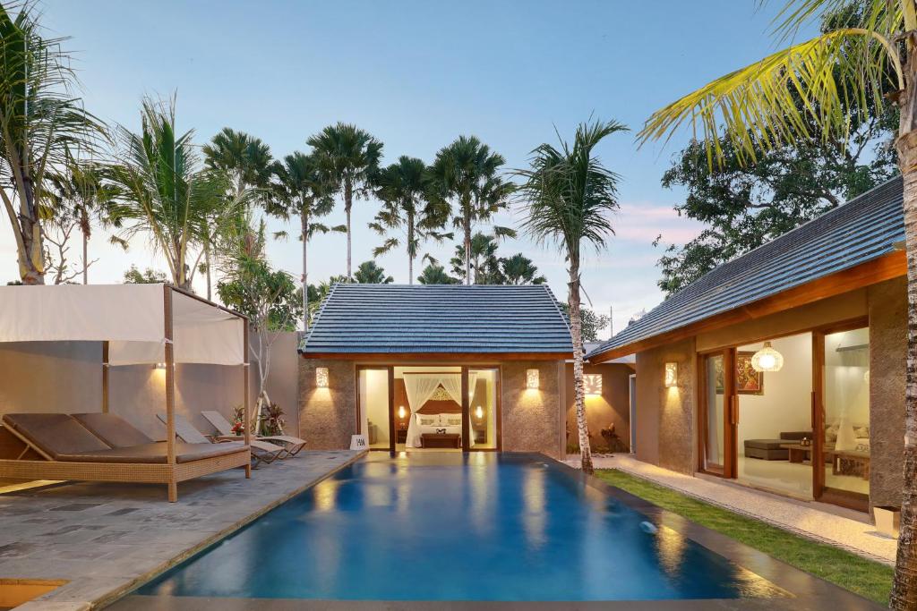 - une piscine dans l'arrière-cour d'une villa dans l'établissement Lumbini Luxury Villas and Spa, à Jimbaran