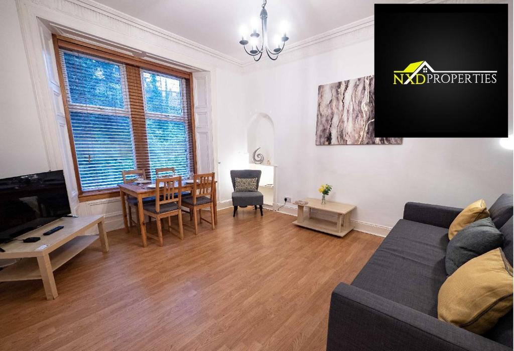 - un salon avec un canapé et une table dans l'établissement ☆ Spacious 2 Bed flat, Close to University ☆, à Dundee