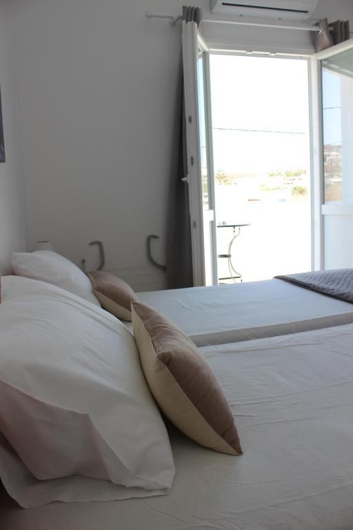 Postel nebo postele na pokoji v ubytování Eirini's Rooms