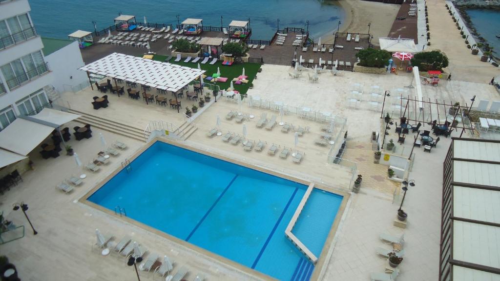 Bazén v ubytování Ada Beach Hotel nebo v jeho okolí