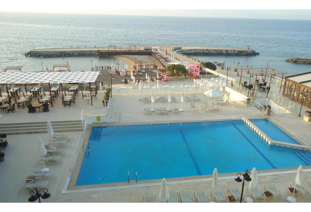 Bazén v ubytování Ada Beach Hotel nebo v jeho okolí