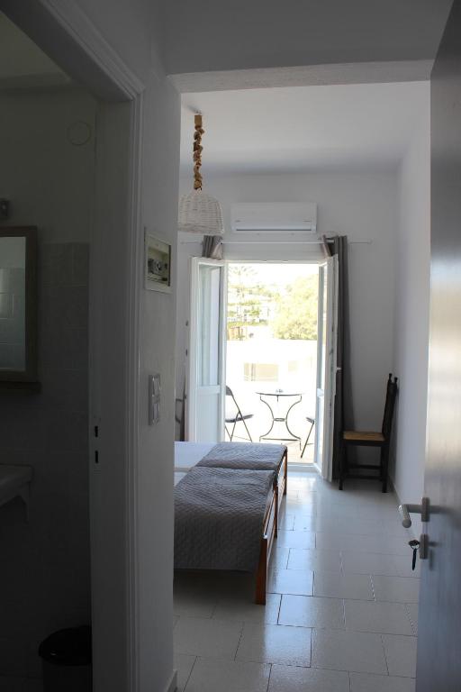 Postel nebo postele na pokoji v ubytování Eirini's Rooms