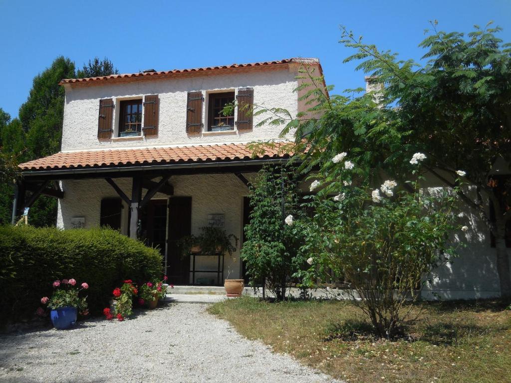 a house with a window and flowers in front of it at La Madriguera Accommodation in Gardes-le-Pontaroux
