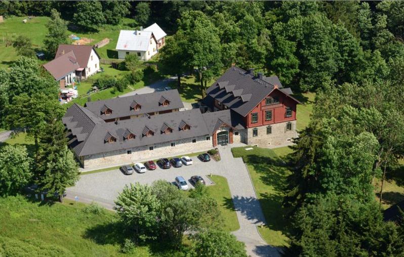 eine Luftansicht eines großen Hauses mit Auffahrt in der Unterkunft Hotel Svatý Tomáš in Přední Výtoň