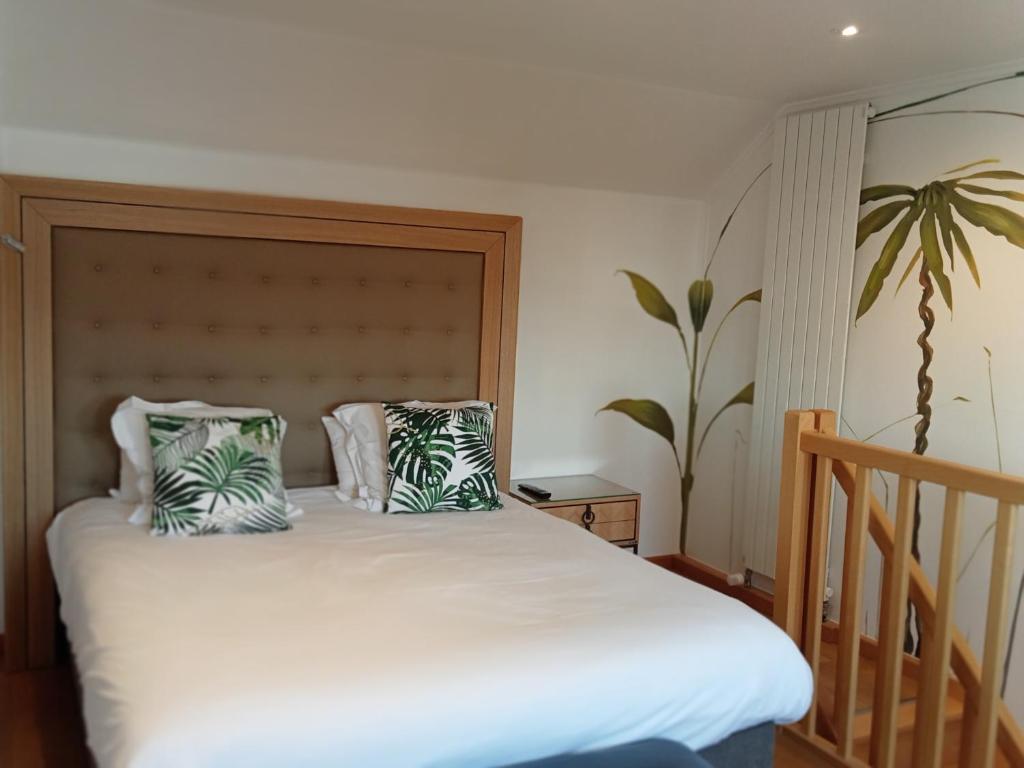 Postel nebo postele na pokoji v ubytování Hotel et Spa Le Lion d'Or
