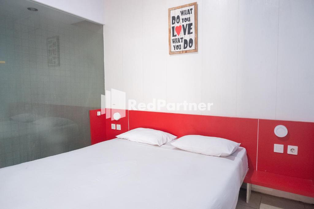 Londres Bed and Breakfast RedPartner near Gembira Loka Zoo - Deluxe Room