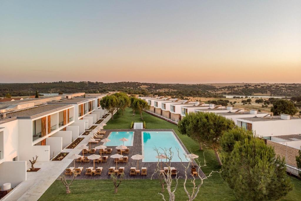 - une vue aérienne sur un complexe avec une piscine dans l'établissement Octant Evora, à Évora