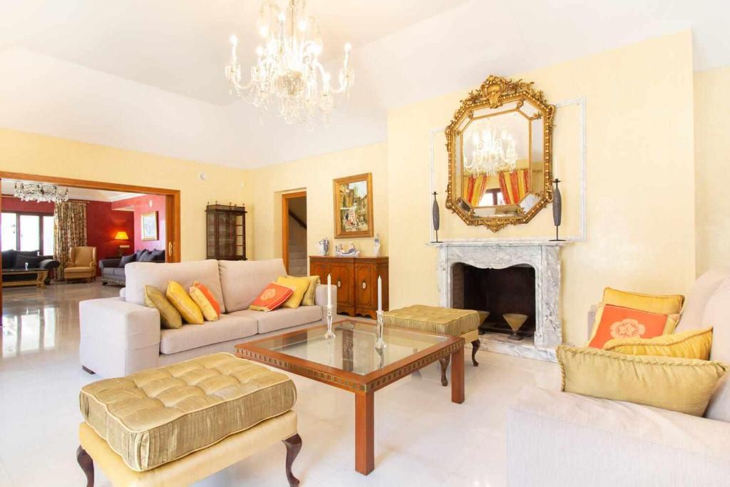 Posedenie v ubytovaní Castle Beach House Luxury Beachfront Villa