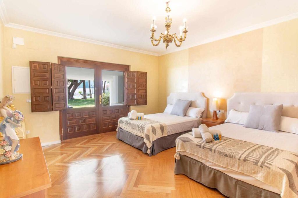 Posteľ alebo postele v izbe v ubytovaní Castle Beach House Luxury Beachfront Villa