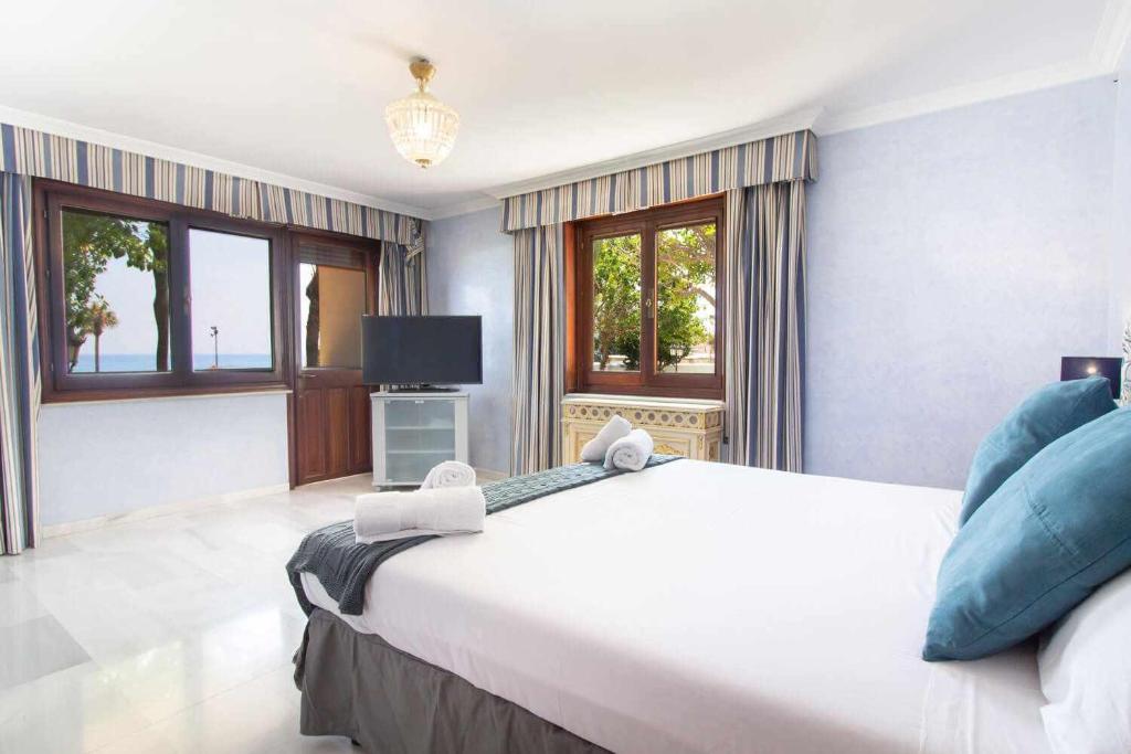 Posteľ alebo postele v izbe v ubytovaní Castle Beach House Luxury Beachfront Villa
