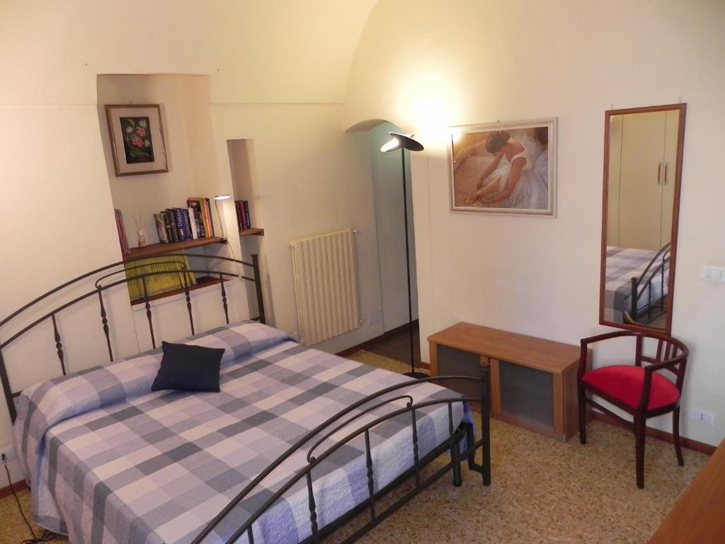 Schlafzimmer mit einem Bett, einem Tisch und einem Spiegel in der Unterkunft Centralissimo Trilocale su due piani - Flavio House in Sanremo