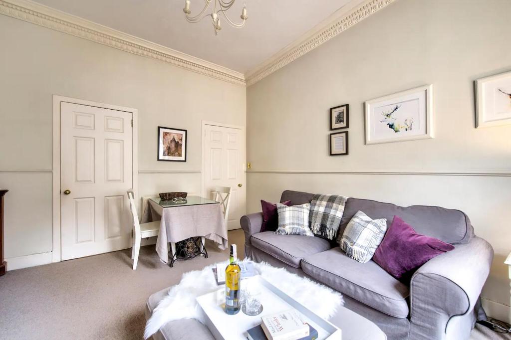 JOIVY Lovely 1 bed flat in Old town, right on the Royal Mile - One-Bedroom Apartment