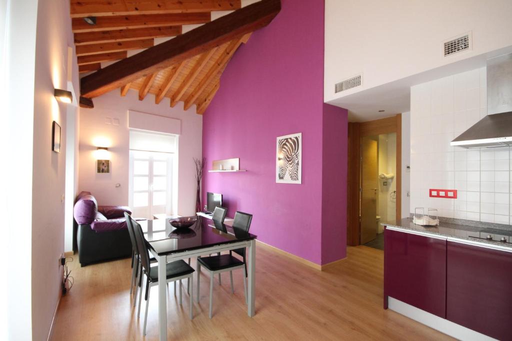 cocina y comedor con pared púrpura en Apartamentos Tito San Agustin en Alicante