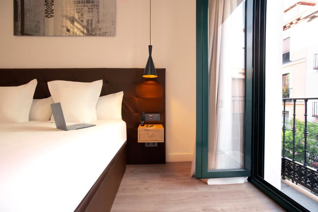 Postel nebo postele na pokoji v ubytování Woohoo Rooms Fuencarral