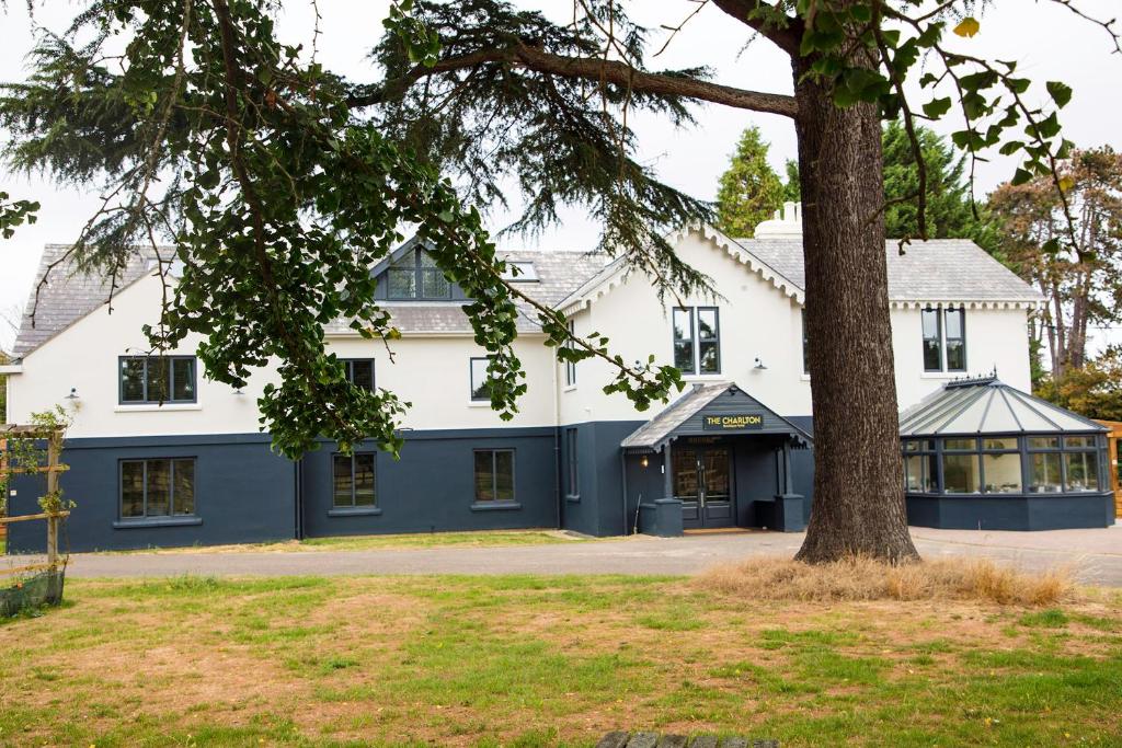 un edificio con un árbol delante de él en The Charlton Boutique Hotel en Cheltenham