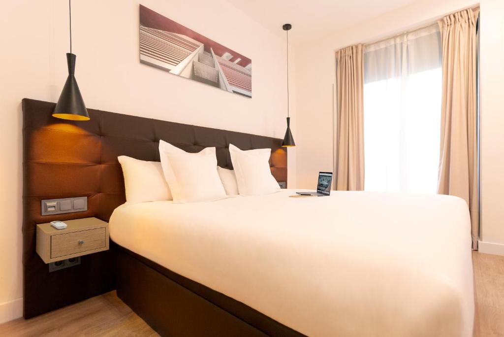 Postel nebo postele na pokoji v ubytování Woohoo Rooms Fuencarral