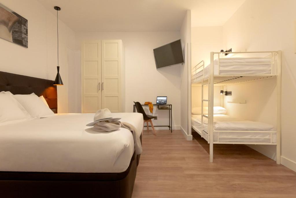 Postel nebo postele na pokoji v ubytování Woohoo Rooms Fuencarral