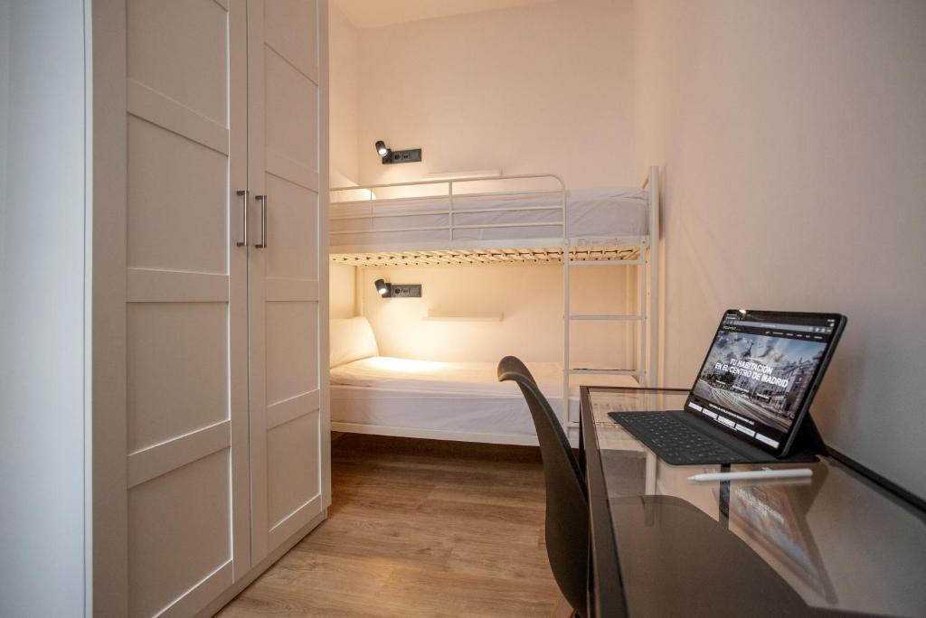 Postel nebo postele na pokoji v ubytování Woohoo Rooms Fuencarral