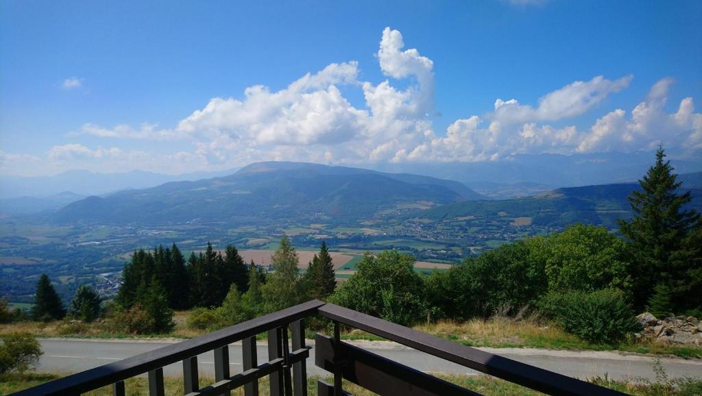 balkon z widokiem na pasmo górskie w obiekcie Grand Studio 4 Personnes St Honoré 1500 Les Crocus 146 w mieście Comboursière