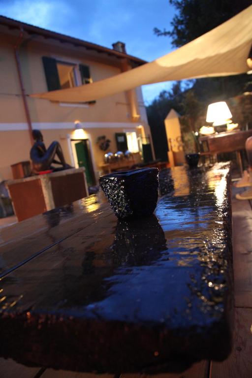 a person sitting on a bench in the rain at BBQ Lodge in Camogli