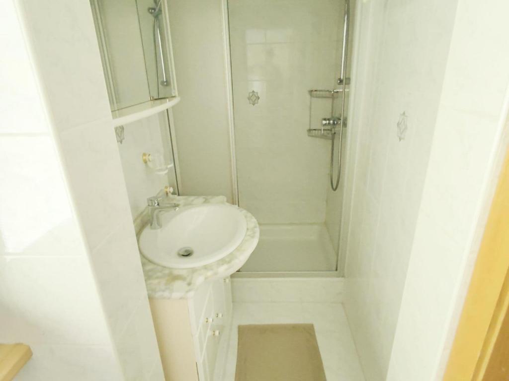 A bathroom at Pretty Holiday Home in Mayerhofen
