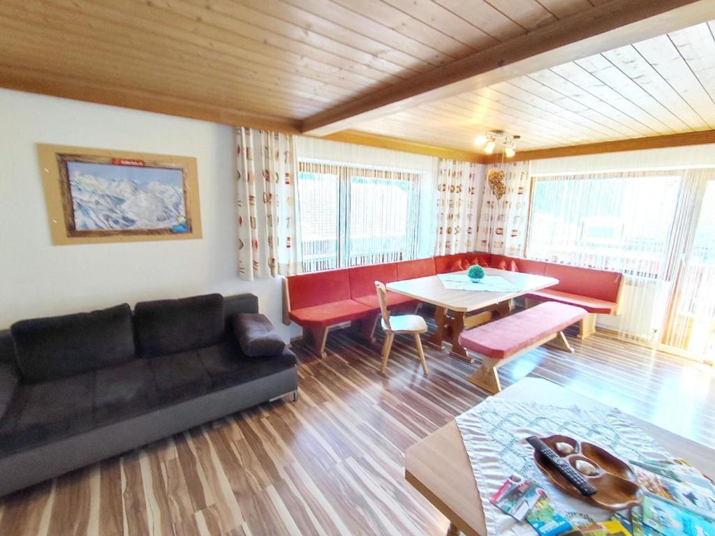 een woonkamer met een bank en een tafel bij Scenic Holiday Home in Ramsau with Garden Barbeque in Hippach