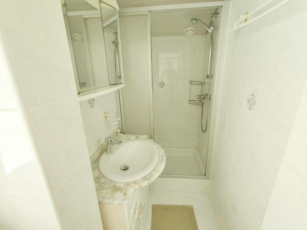 A bathroom at Pretty Holiday Home in Mayerhofen