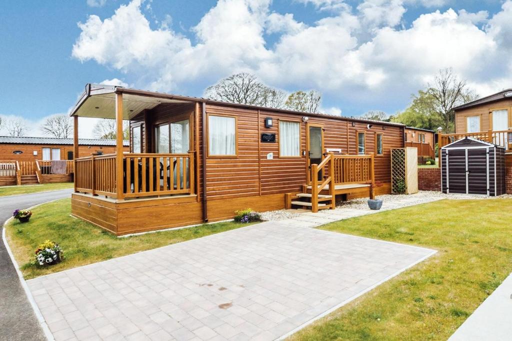 Superb lodge in rural Norfolk near Norwich, with lake views fishing ref