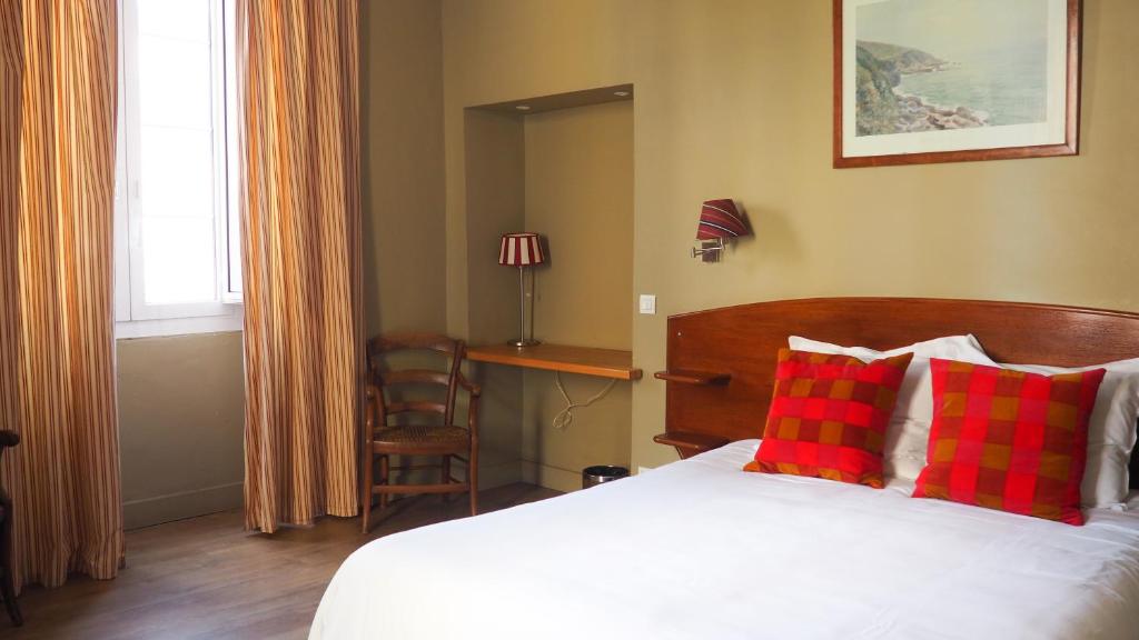 Postel nebo postele na pokoji v ubytování Hotel Central Bastia