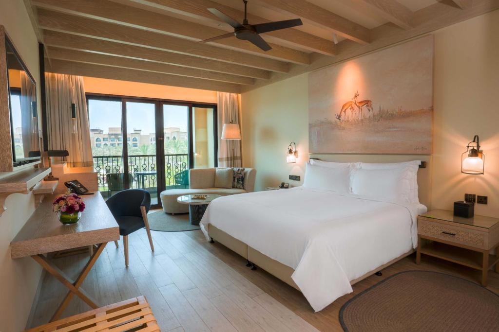 Voodi või voodid majutusasutuse Saadiyat Rotana Resort and Villas toas