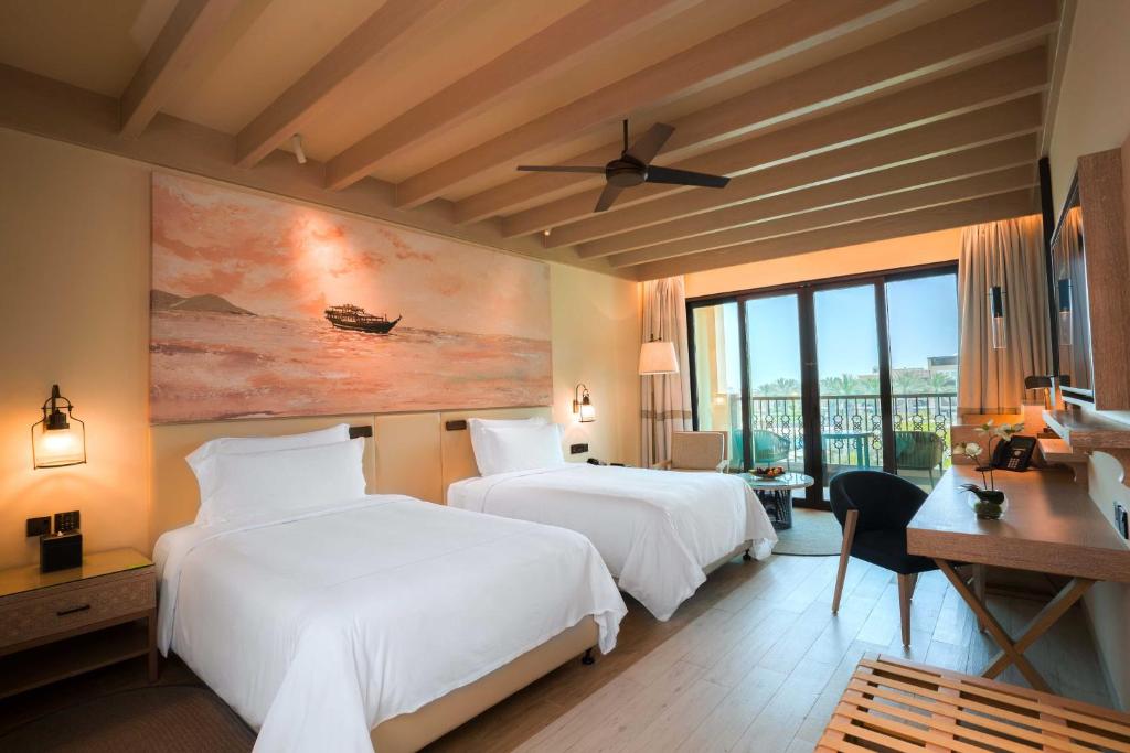 Voodi või voodid majutusasutuse Saadiyat Rotana Resort and Villas toas