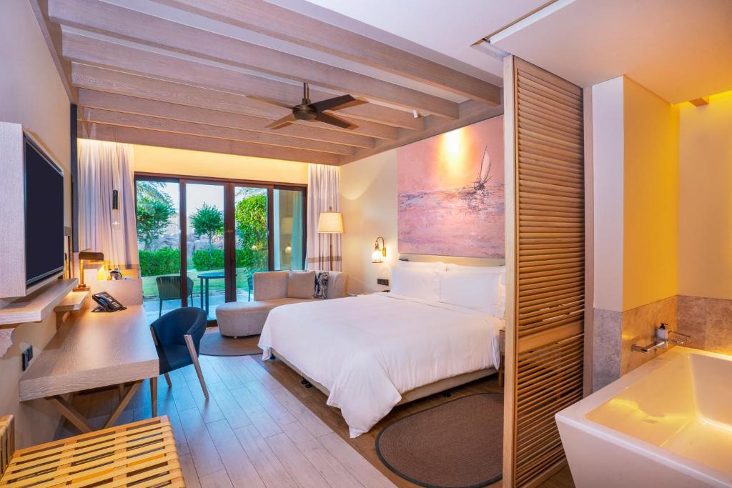 Voodi või voodid majutusasutuse Saadiyat Rotana Resort and Villas toas